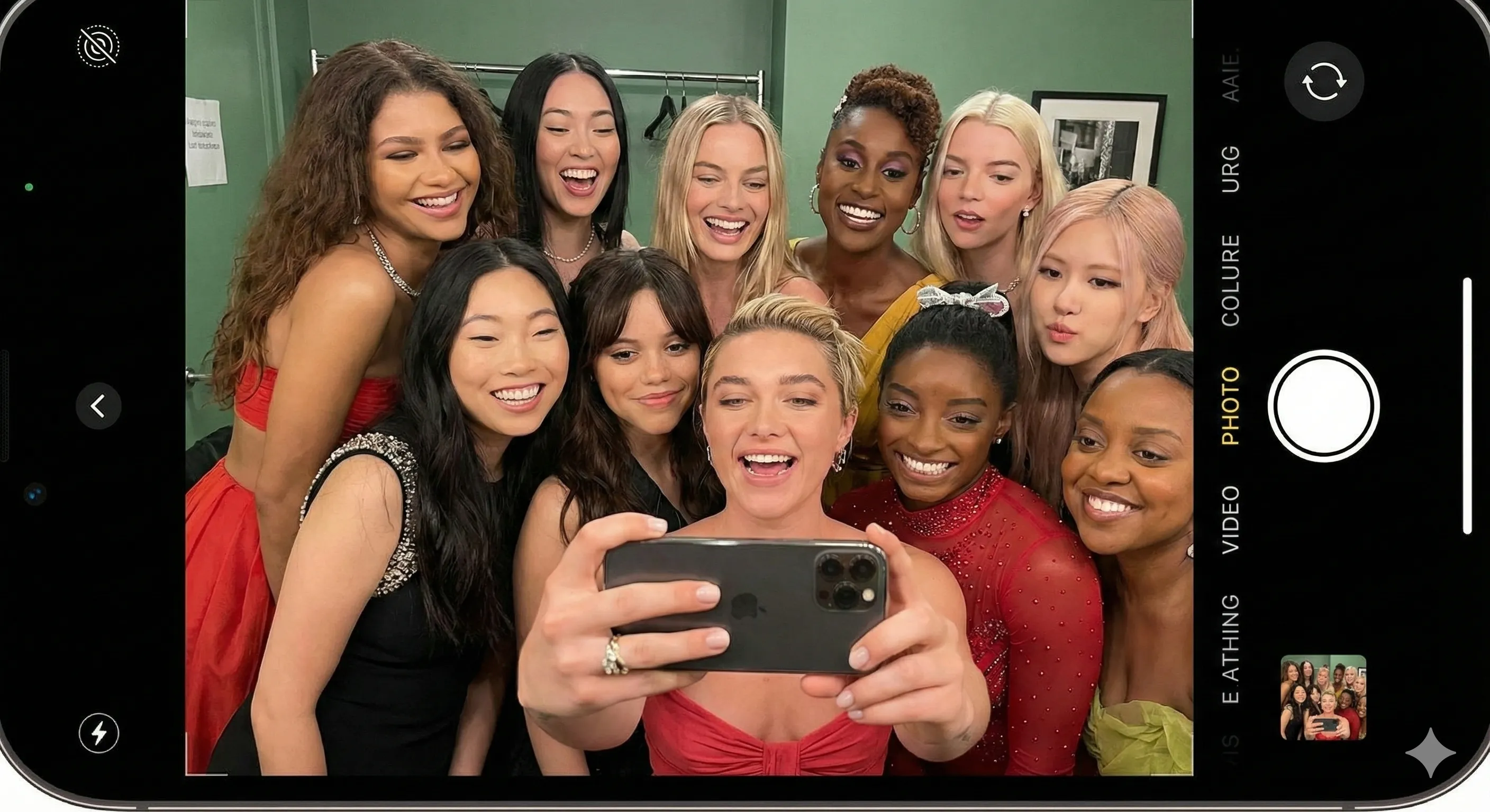 Photo de groupe avec un visage échangé montrant une intégration naturelle avec les visages non modifiés environnants